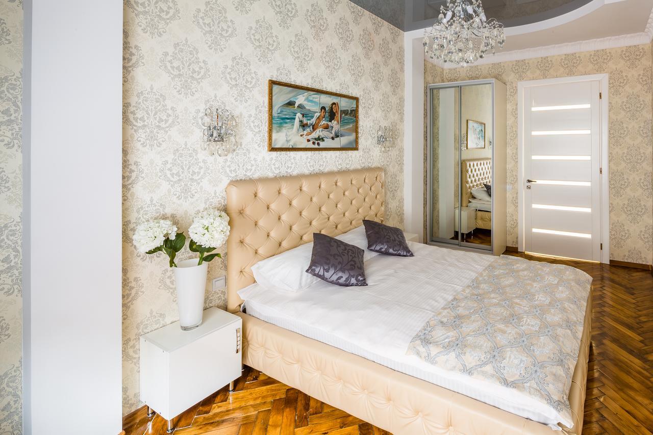 Designer Apartment Зі Світлом! 利沃夫 外观 照片